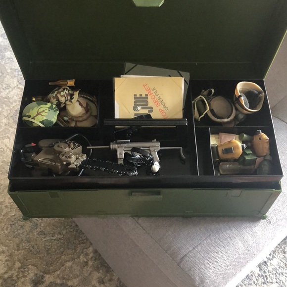 Lot of GIJOE 4 Figures& Footlocker full of accessories great 🎁 gift - Picture 4 of 13